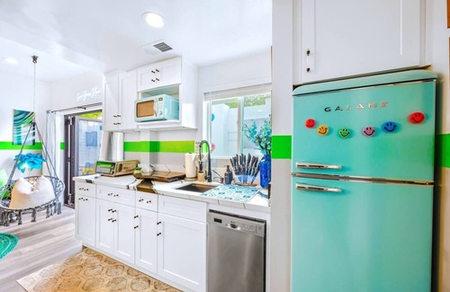 North Hollywood House | Iconic "2 in 1" Haven near Universal Studios: 2 Hot Tubs, Sleeps 21, Parking!