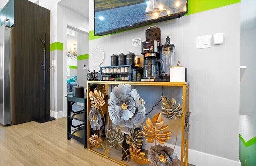 North Hollywood House | Iconic "2 in 1" Haven near Universal Studios: 2 Hot Tubs, Sleeps 21, Parking!