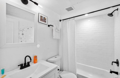 Petworth Bed & Breakfast | Iconic DC Unit | Stunning Views | Graceful Balcony