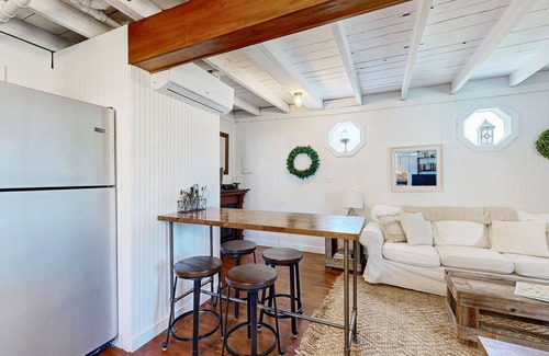 Boothbay Harbor House | Iconic downtown retreat with firepit & fireplace- walk to Harbor Footbridge