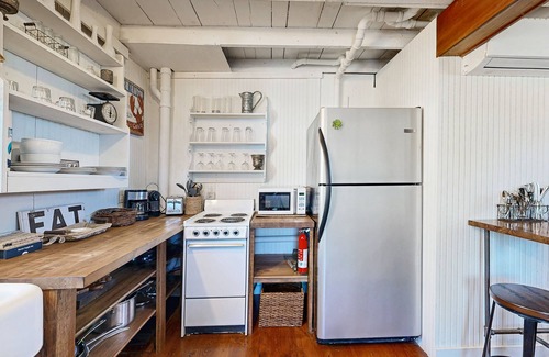 Boothbay Harbor House | Iconic downtown retreat with firepit & fireplace- walk to Harbor Footbridge