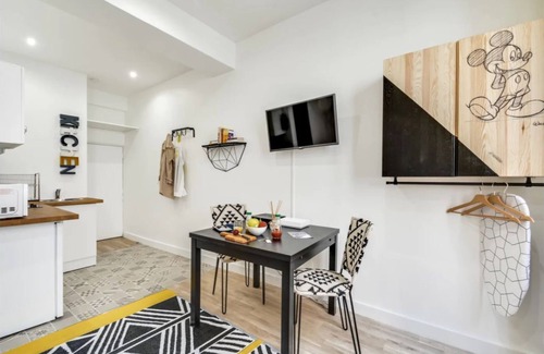 Quartier du Mail Apartment | Iconic Parisian Living: Studio Apartment in Les Halles District