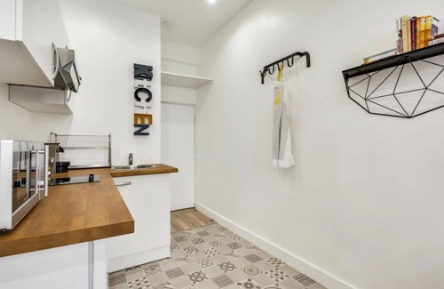 Quartier du Mail Apartment | Iconic Parisian Living: Studio Apartment in Les Halles District
