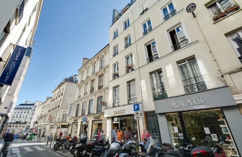 Quartier du Mail Apartment | Iconic Parisian Living: Studio Apartment in Les Halles District