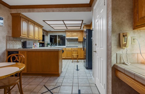 Simi Valley House | Iconic Poltergeist Movie Home – Premium Stay with Pool, Hot Tub, Fire Pit & More