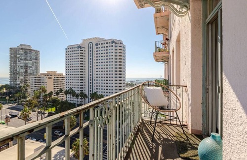 Downtown Long Beach Apartment | Iconic Sea Views, Prime Location 1 bed 1 bath walk to sea and shops