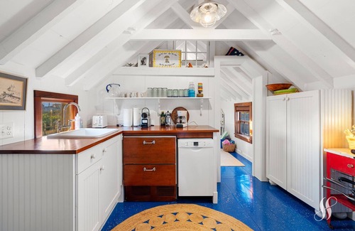 Smith Point Cottage | Iconic Smith's Point Cottage - 2 Bedrooms, Wifi, AC