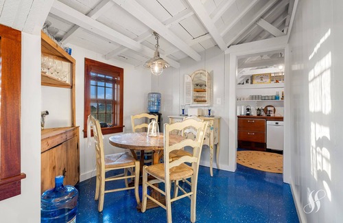 Smith Point Cottage | Iconic Smith's Point Cottage - 2 Bedrooms, Wifi, AC