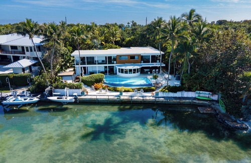 Islamorada House | Iconic Ted Williams Estate. Bayfront, Heated Infinity Pool & Hot Tub, Dockage.