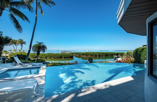 Islamorada House | Iconic Ted Williams Estate. Bayfront, Heated Infinity Pool & Hot Tub, Dockage.