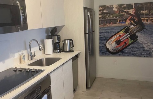 Hallandale Beach Resort | Iconic View - Family 2BR Hotel Suite @beach