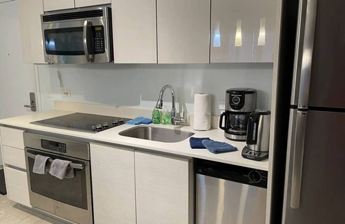 Hallandale Beach Resort | Iconic View - Family 2BR Hotel Suite @beach