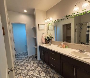 Caldwell House | Idaho Modern Retreat King Bed Backyard 2BR2BA