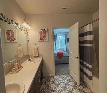 Caldwell House | Idaho Modern Retreat King Bed Backyard 2BR2BA