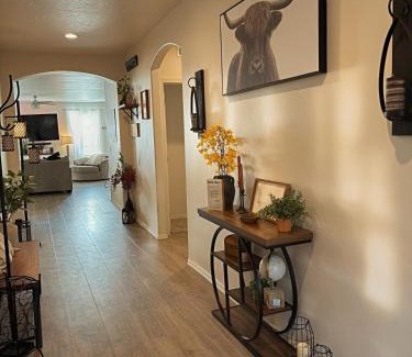 Caldwell House | Idaho Modern Retreat King Bed Backyard 2BR2BA