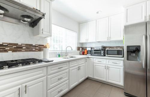 Alhambra Apartment | Ideal 4BR2BA Home for Family Vacations