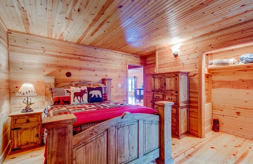 Rabun Gap Cabin | Ideal dog-friendly getaway with private pool, large deck, WiFi & lofted layout