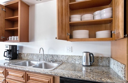 Encino Apartment | Ideal Encino 2BR w/W/D, Pool & Gym, nr Ventura Blvd, by Blueground