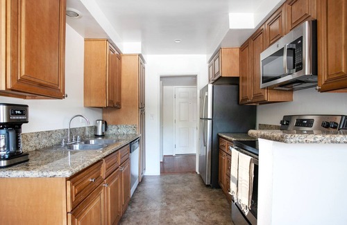 Encino Apartment | Ideal Encino 2BR w/W/D, Pool & Gym, nr Ventura Blvd, by Blueground