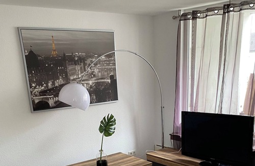 Bergisch Gladbach Condo | Ideal fair / guests / fitter 5 room apartment, 85 m², only about 13 km from Cologne / Messe. 3 separate bedrooms, up to 7 persons, living room, kitchen / dining room, 2 balconies. The apartment is centrally located, all shops are needed in the vicinity