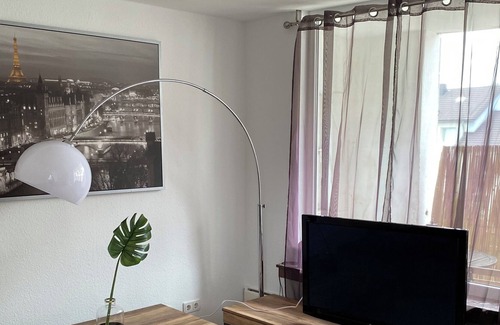 Bergisch Gladbach Condo | Ideal fair / guests / fitter 5 room apartment, 85 m², only about 13 km from Cologne / Messe. 3 separate bedrooms, up to 7 persons, living room, kitchen / dining room, 2 balconies. The apartment is centrally located, all shops are needed in the vicinity