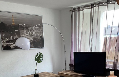Bergisch Gladbach Condo | Ideal fair / guests / fitter 5 room apartment, 85 m², only about 13 km from Cologne / Messe. 3 separate bedrooms, up to 7 persons, living room, kitchen / dining room, 2 balconies. The apartment is centrally located, all shops are needed in the vicinity