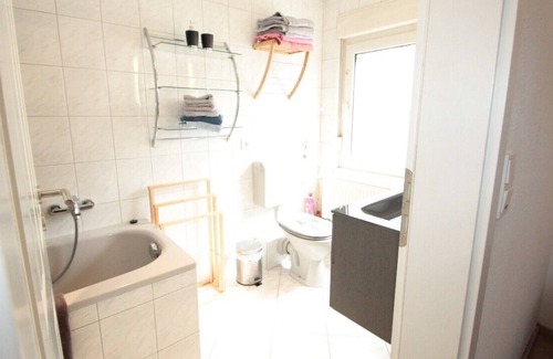 Bergisch Gladbach Condo | Ideal fair / guests / fitter 3 room apartment, 68m², only about 13 km Cologne / Messe, up to 5 persons, 2 separate bedrooms, living dining room. The apartment is centrally located, all shops are needed in the vicinity.