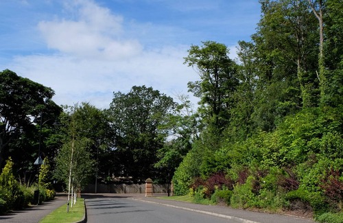 Dunbar Apartment | Ideal Family Apartment In Leafy South Edinburgh - no stairs & free parking