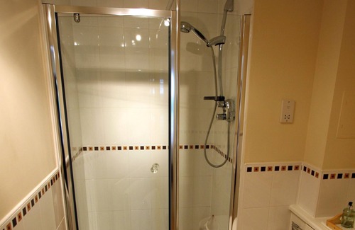 Dunbar Apartment | Ideal Family Apartment In Leafy South Edinburgh - no stairs & free parking