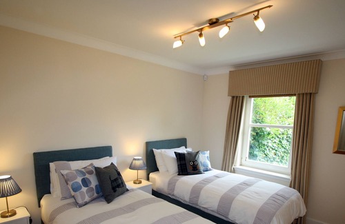 Dunbar Apartment | Ideal Family Apartment In Leafy South Edinburgh - no stairs & free parking