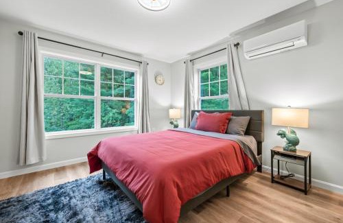 Maple Hill House | Ideal Family Stay Sleeps 20 in Bloomfield CT