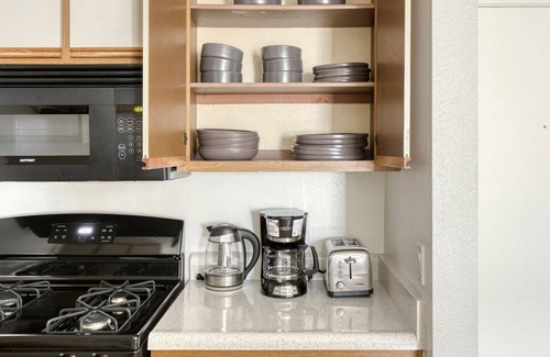 Los Feliz Apartment | Ideal Glendale 1BR w/ Gym, Pool & W/D, near Americana Mall, by Blueground