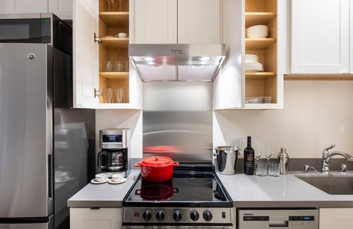 Civic Center Apartment | Ideal Hayes Valley studio w/Rooftop, W/D, 1 min to BART by Blueground