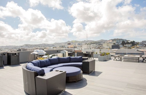 Civic Center Apartment | Ideal Hayes Valley studio w/Rooftop, W/D, 1 min to BART by Blueground