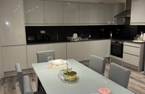 Hounslow Central Apartment | Ideal Heathrow Base. 2BR, 2BA Apt in Hounslow
