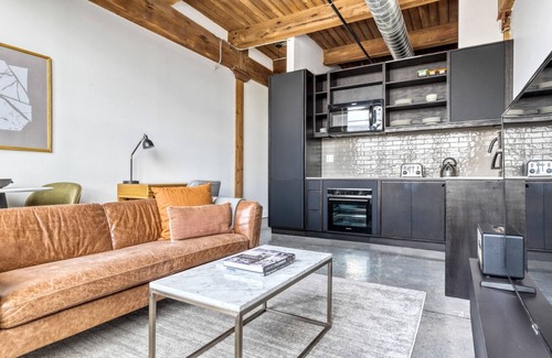 Sheffield Neighbors Apartment | Ideal Lincoln Park 1BR w/Lounge, Roof & Gym, near DePaul, by Blueground
