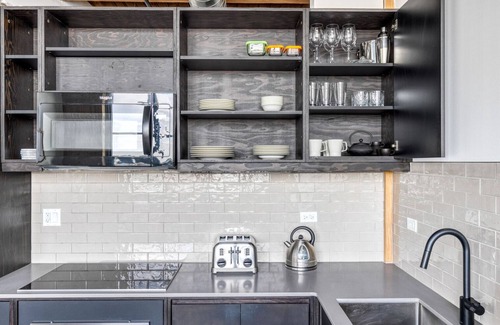 Sheffield Neighbors Apartment | Ideal Lincoln Park 1BR w/Lounge, Roof & Gym, near DePaul, by Blueground