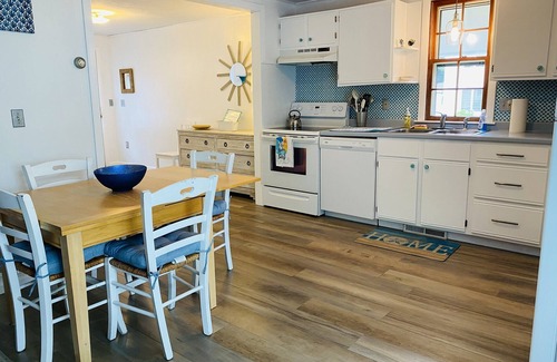 Rye House | IDEAL LOCATION! 1 BLOCK TO JENNESS BEACH!