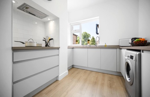 Trafford Apartment | Ideal Lodgings in Urmston