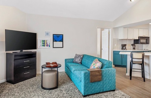 Chatsworth Hotel | Ideal Mix of Comfort and Value! TWO Modern 2BR Suites, Pool, Free Breakfast!