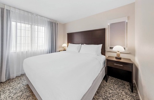 Chatsworth Hotel | Ideal Mix of Comfort and Value! TWO Modern 2BR Suites, Pool, Free Breakfast!