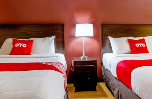 Moline House | Ideal Mix of Comfort and Value! Free Parking, Near John Deere Pavilion
