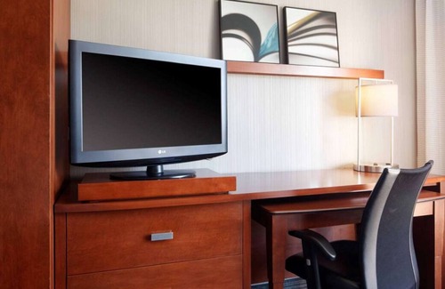 Brookfield House | Ideal Mix of Comfort and Value! Indoor Swimming Pool, Pet-friendly Property!