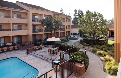 El Segundo House | Ideal Mix of Comfort and Value! 3 Relaxing Units, Close to El Segundo Beach