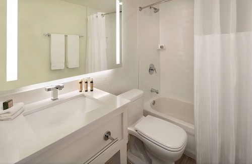 Islamorada Resort | Ideal Mix of Comfort & Value! Studio 2 Queen beds w/Pool & Free Parking
