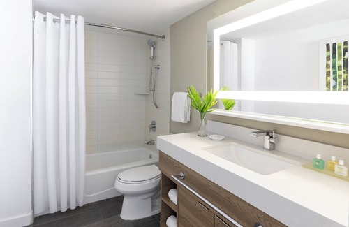 Islamorada Hotel | Ideal Mix of Comfort and Value! Onsite Pool, Free Parking, Pets Allowed