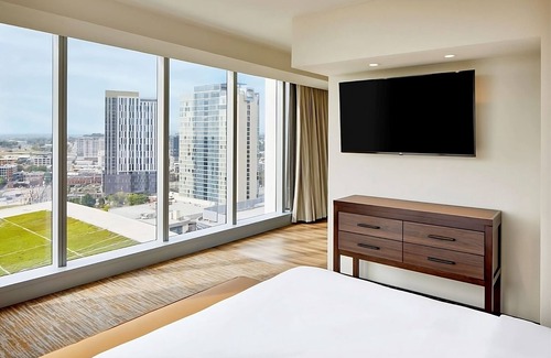 Sobro Hotel | Ideal Mix of Comfort and Value! Kitchenette, Pet-friendly, Indoor Pool!