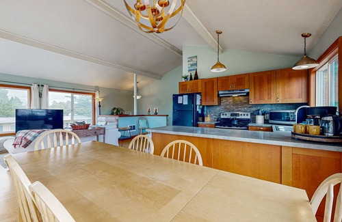 Rockaway Beach House | Ideal retreat, 100 yards to the beach - private hot tub, scenic deck & fast WiFi