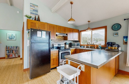Rockaway Beach House | Ideal retreat, 100 yards to the beach - private hot tub, scenic deck & fast WiFi
