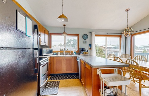 Rockaway Beach House | Ideal retreat, 100 yards to the beach - private hot tub, scenic deck & fast WiFi